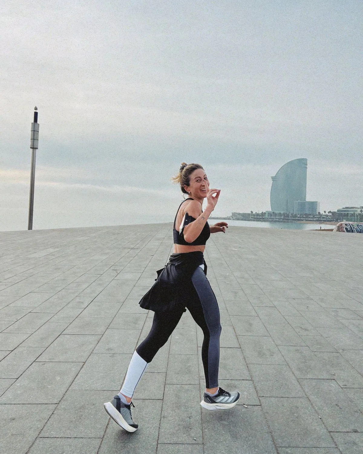 María Belén Gimeno, fundadora de RUNIT TRADER, corriendo en la Barceloneta