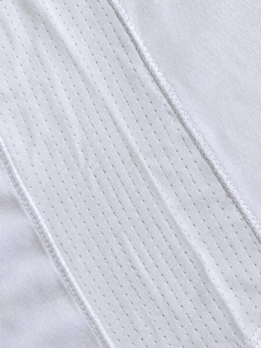 Technical t-shirt with two fabrics: detail of the micro-perforated fabric