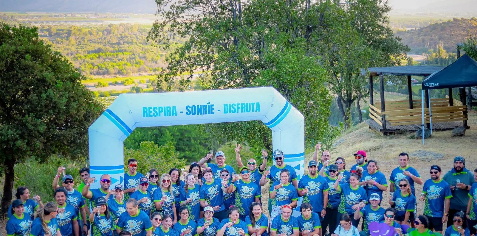 Arco de meta hinchable y grupo de participantes en un evento deportivo